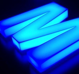 Anuncios luminosos y elementos en acrílico